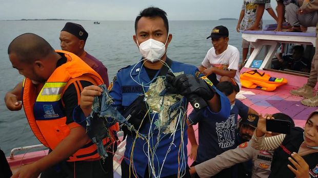 Sejumlah benda jatuh di laut sekitar perairan pulau lancang dan pulau laki  (Ist Basarnas)