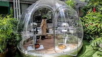 Dengan bubble pod ini, pelanggan dapat makan di luar ruangan, tetapi di dalam sebuah bubble pod yang bisa menjaga diri mereka tetap aman dan jauh dari pengunjung lain saat mereka melepas topeng saat makan. Foto: Dok. Xinhua/Rouelle Umali
