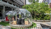 Konsepnya disebut Vubble Pod atau Vubble mengikuti Vega Pool hotel dan kata bubble, yang memungkinkan pengunjung makan bersama teman atau anggota keluarga mereka tanpa khawatir kemungkinan tertular virus dari tamu lain. Foto: Dok. Xinhua/Rouelle Umali