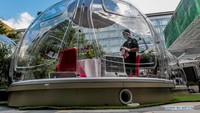 Sheraton Manila Hotel memperkenalkan bubble pod multiguna yang mereka sebut sebagai tempat makan gelembung pertama di Filipina. Foto: Dok. Xinhua/Rouelle Umali