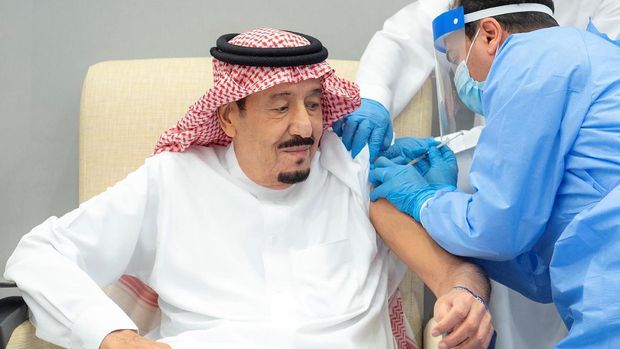 In this photo released by Saudi Press Agency, SPA, Saudi Arabia's King Salman receives the first dose of the Pfizer COVID-19 vaccine in Neom, Saudi Arabia, Friday, Jan. 8, 2021. (Saudi Press Agency via AP)