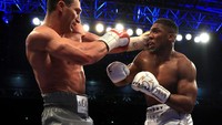 Semasa aktif bertarung, Wladimir Klitschko pernah memegang empat sabuk juara di tinju kelas berat. Ia punya rekor bertanding 64 kemenangan dan 5 kali kalah. Ia pensiun dari ring pada 2017. (Foto: (Getty Images)