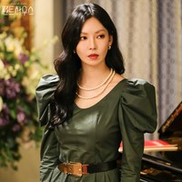 Drama korea The Penthouse: War In Life Season 1 tengah viral termasuk pemainnya, Kim So Yeon. Sebagai Cheon So Jin, ia menjadi wanita kaya yang suka pamer dan punya suami ambisius. Aktingnya sungguh apik hingga dia dibenci penonton dan masuk dalam jajaran aktris drama Korea terbaik 2020. Berkat aktingnya, Kim So Yeon juga mendapat penghargaan Top Excellence Award, Actress in a Mid-Length Drama dari SBS Drama Awards. Foto: dok. SBS