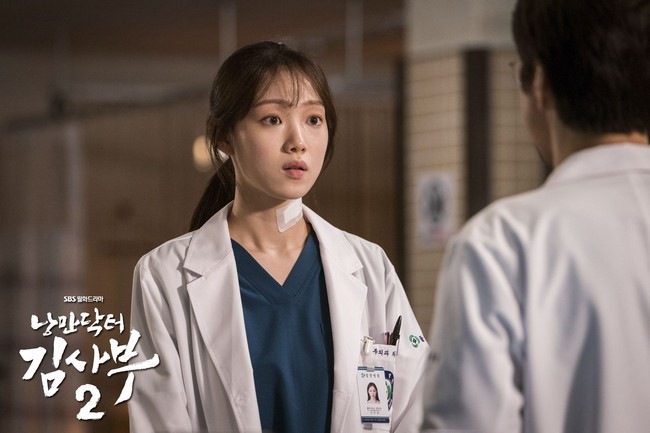 Lee Sung Kyung kembali muncul dalam drakor bertema medis setelah Doctors (2016). Pemain drama korea Dr. Romantic 2 ini berhasil menyabet penghargaan Best Actress Award dari Asia Artist Awards. Lee Sung Kyung memerankan Cha Eun Jae, mahasiswi kedokteran yang suka muntah saat melakukan operasi. Foto: dok. SBS