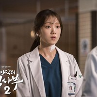 Lee Sung Kyung kembali muncul dalam drakor bertema medis setelah Doctors (2016). Pemain drama korea Dr. Romantic 2 ini berhasil menyabet penghargaan Best Actress Award dari Asia Artist Awards. Lee Sung Kyung memerankan Cha Eun Jae, mahasiswi kedokteran yang suka muntah saat melakukan operasi. Foto: dok. SBS