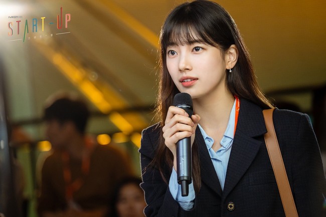 Populer di drakor Start Up, Suzy termasuk artis Korea yang cantik alami tanpa operasi plastik. Ia memulai debutnya pada 2010 sebagai member grup Miss A dan kini populer juga sebagai aktris. Pada 2016, penggemar Suzy menunjukkan fotonya sebelum debut untuk menanggapi tuduhan dirinya melakukan oplas. Foto tersebut menunjukkan mata dan hidung Suzy yang tak mengalami perubahan selama bertahun-tahun dan ia memang cantik alami. Foto: dok. tvN