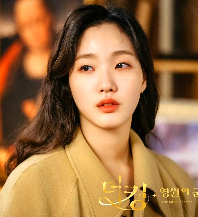 Kim Go Eun meraih popularitas setelah membintangi drama Korea Goblin pada 2016. Foto lamanya saat menjadi model e-commerce pun mulai merebak saat itu. Aktris berumur 30 tahun itu sukses memulai debut lewat film A Muse karena kecantikannya yang memikat. Foto: dok. SBS