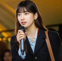 Populer di drakor Start Up, Suzy termasuk artis Korea yang cantik alami tanpa operasi plastik. Ia memulai debutnya pada 2010 sebagai member grup Miss A dan kini populer juga sebagai aktris. Pada 2016, penggemar Suzy menunjukkan fotonya sebelum debut untuk menanggapi tuduhan dirinya melakukan oplas. Foto tersebut menunjukkan mata dan hidung Suzy yang tak mengalami perubahan selama bertahun-tahun dan ia memang cantik alami. Foto: dok. tvN
