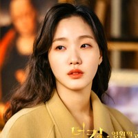 Kim Go Eun meraih popularitas setelah membintangi drama Korea Goblin pada 2016. Foto lamanya saat menjadi model e-commerce pun mulai merebak saat itu. Aktris berumur 30 tahun itu sukses memulai debut lewat film A Muse karena kecantikannya yang memikat. Foto: dok. SBS