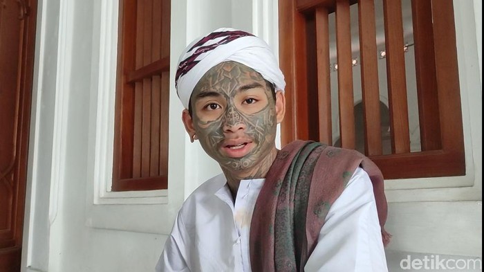 Ahmad Nur Kusuma Yuda (21) pemuda berwajah penuh tato memutuskan hijrah dan kini ingin berdakwah. Yuda ditemui di  Masjid Jami Al-Istiqomah di Jalan Kusuma Wardani, Pleburan, Kota Semarang, Sabtu (9/1/2021).