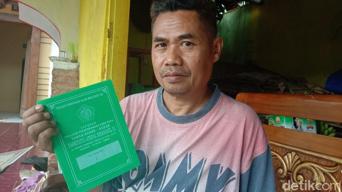 Ali Masud (53) menunjukkan rapor anaknya yang memiliki nama terpendek. Pria asal Jepara ini memberi nama kedua anaknya dengan nama unik yakni N (28) dan tanda baca . yang kemudian diganti dengan Titik.