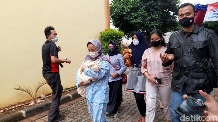Anak dan Istri keluarga korban di RS Polri