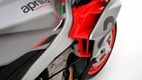 Punya fairing ganda yang aerodinamis. Foto: Aprilia