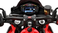 Klaster instrumen memakai TFT 5-inci full color yang dapat terhubung dengan ponsel pintar untuk navigasi. Foto: Aprilia