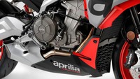  Aprilia Tuono 660 dijejali mesin 2 silinder segaris 660 cc yang memenuhi standar Euro 5. Tenaga maksimum untuk Tuono adalah 94 hp, lebih kecil dari RS660 yang bisa tembus 100 hp. Tapi diklaim punya putaran bawah yang lebih asyik. Foto: Aprilia