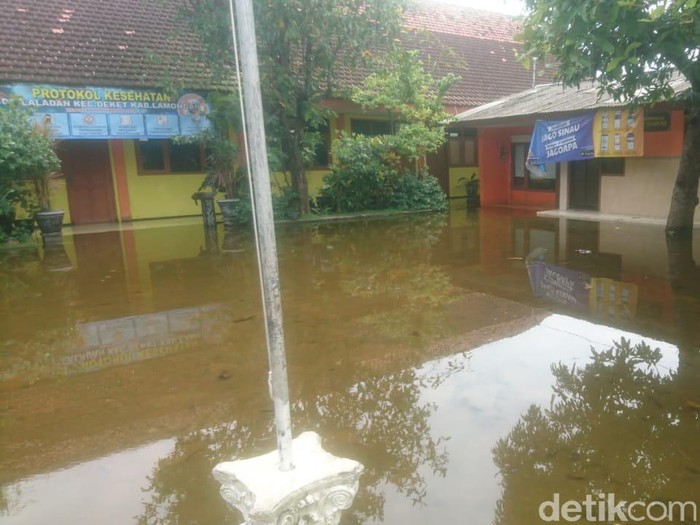 Selain merendam rumah dan lahan tambak, banjir di Lamongan juga merendam sejumlah fasilitas umum. Seperti gedung sekolah dan lainnya.