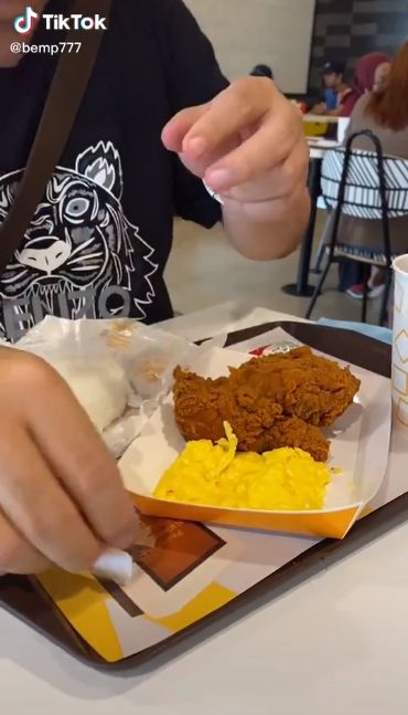 Indonesia Banget, Pria Ini Bawa Pete dan Cabe Rawit saat Makan di McD