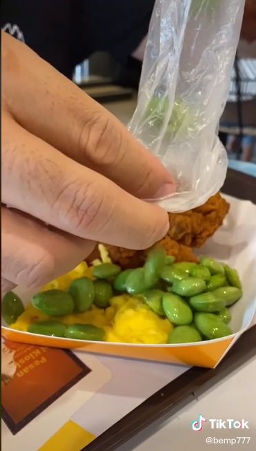 Indonesia Banget, Pria Ini Bawa Pete dan Cabe Rawit saat Makan di McD