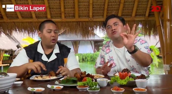 Bikin Laper Gubug Mang Engking Bikin Laper! Puas Santap Ayam Bakar Madu dan Iga Lada Hitam yang Empuk Juicy