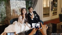 Caesar Hito dan Felicya Angelista pamer cincin nikah. Selamat ya Caesar Hito dan Felicya! Foto: Desi/detikHOT