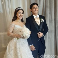 Felicya Angelista anggun bak princess menggunakan gaun bervolume menyapu lantai untuk acara resepsi. Gaun pengantin megah ini dibuat di atas kain menerawang, berkilauan dari atas sampai ujung kaki. Foto: Desi/detikHOT