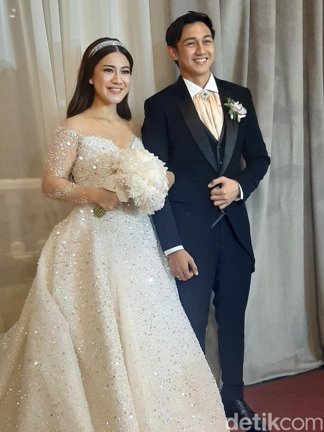 Felicya Angelista anggun bak princess menggunakan gaun bervolume menyapu lantai untuk acara resepsi. Gaun pengantin megah ini dibuat di atas kain menerawang, berkilauan dari atas sampai ujung kaki. Foto: Desi/detikHOT