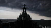 Awan hitam tampak menggelayut di atas perairan Kepulauan Seribu, Minggu (10/1).