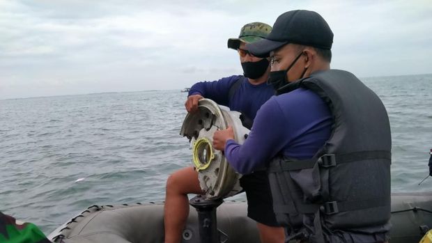 Denjaka Temukan Benda Mirip Roda-Nomor Tempat Duduk Sriwijaya Air SJ182