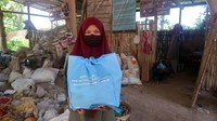 Bantuan yang diberikan melalui Greeneration Foundation berupa Alat Pelindung Diri (APD), sembako, hygiene kit, dan modul edukasi COVID-19 kepada 2.500 pemulung dan petugas persampahan telah dilaksanakan secara bertahap di 25 wilayah di Indonesia.