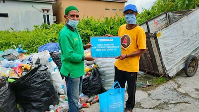 Di Tengah Pandemi COVID-19, Pemulung Terima Bantuan