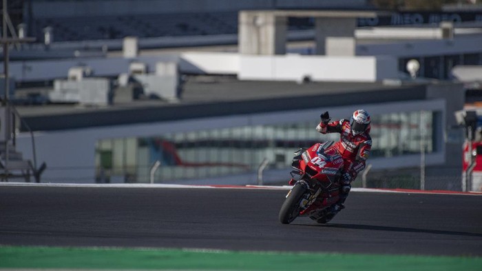 PORTIMAO, PORTUGAL - NOVEMBER 22: Andrea Dovizioso of Italy and Ducati Team greets at the end of the MotoGP race during the MotoGP of Portugal at Algarve Motor Park on November 22, 2020 in Portimao, Portugal. (Photo by Mirco Lazzari gp/Getty Images)