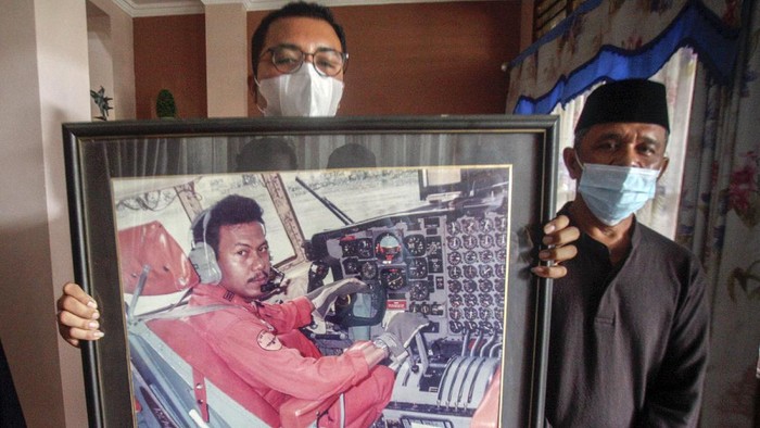 Suasana duka meliputi kediaman Capt Afwan di Cibinong, Kabupaten Bogor, Jawa Barat. Capt Afwan merupakan pilot pesawat Sriwijaya Air SJ182 yang jatuh.