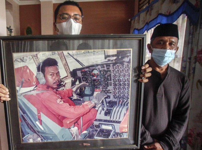 Suasana duka meliputi kediaman Capt Afwan di Cibinong, Kabupaten Bogor, Jawa Barat. Capt Afwan merupakan pilot pesawat Sriwijaya Air SJ182 yang jatuh.
