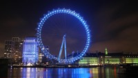 Skyline of London menyala biru untuk mendukung para tenaga kesehatan atau NHS di London, Inggris. Dan Kitwood/Getty Images