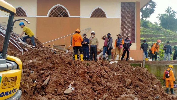 Evakuasi Korban Longsor di Sumedang