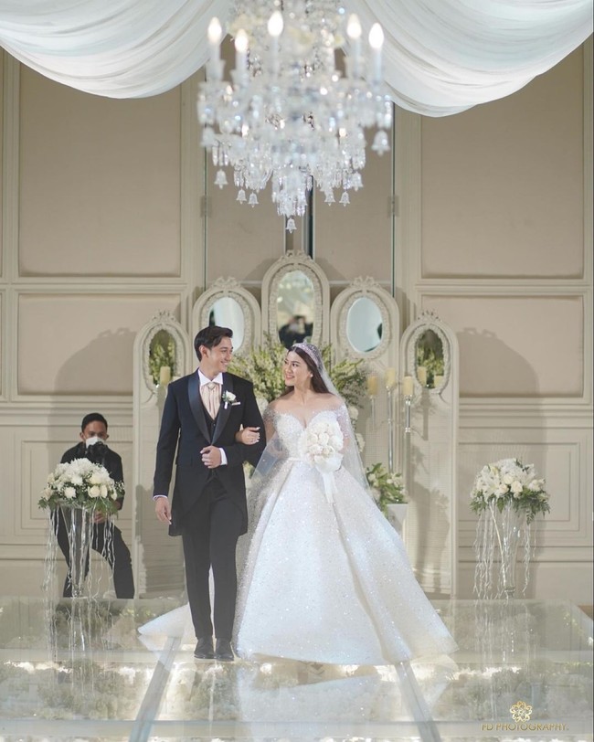 Setelah pemberkatan, Felicya dan Hito langsung mengadakan resepsi. Beginilah penampilan keduanya saat sudah resmi menjadi sepasang suami dan istri.  Foto: dok. Instagram