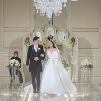 Setelah pemberkatan, Felicya dan Hito langsung mengadakan resepsi. Beginilah penampilan keduanya saat sudah resmi menjadi sepasang suami dan istri.  Foto: dok. Instagram