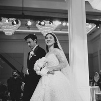 Caesar Hito menggunakan tuxedo hitam dengan dasi warna emas. Sementara Felicya anggun bak princess menggunakan gaun bervolume menyapu lantai.  Foto: dok. Instagram