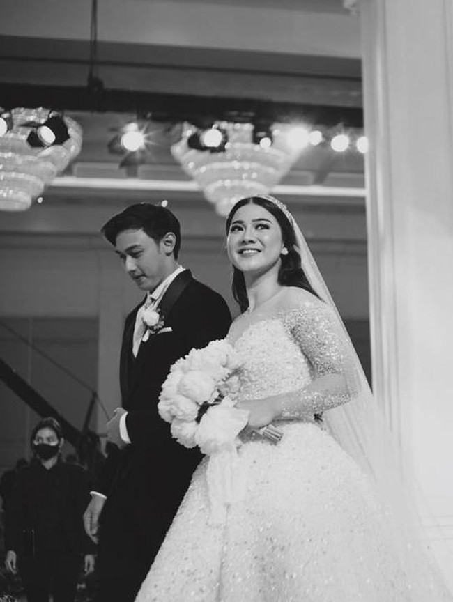 Caesar Hito menggunakan tuxedo hitam dengan dasi warna emas. Sementara Felicya anggun bak princess menggunakan gaun bervolume menyapu lantai.  Foto: dok. Instagram