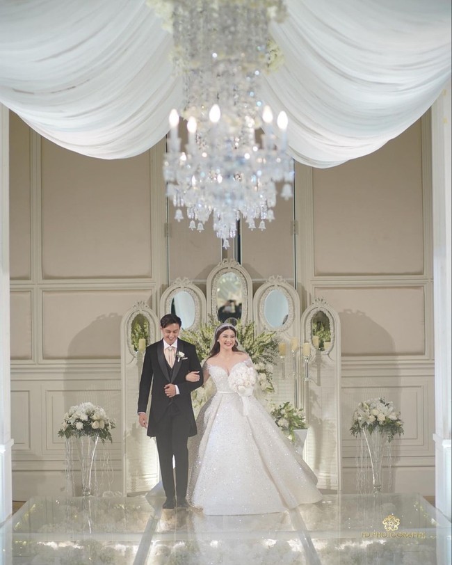 Setelah hampir delapan tahun berpacaran akhirnya pesinetron Felicya Angelista dan Caesar Hito resmi menikah pada Sabtu (9/1/2020). Pasangan selebriti ini menggelar pernikahannya di gedung The Tribrata, Darmawangsa, Jakarta Selatan. Foto: dok. Instagram