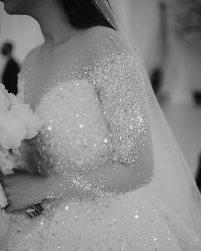 Inilah detail gaun Felicya. Gaun pengantin berkilau ini dibuat di atas kain menerawang. Berkilauan dari atas sampai ujung kaki, begitu keterangan foto  Hian Tjen di Instagramnya yang mendeskripsikan busana tersebut.  Foto: dok. Instagram