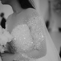 Inilah detail gaun Felicya. Gaun pengantin berkilau ini dibuat di atas kain menerawang. Berkilauan dari atas sampai ujung kaki, begitu keterangan foto  Hian Tjen di Instagramnya yang mendeskripsikan busana tersebut.  Foto: dok. Instagram