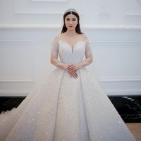 Gaun tersebut karya desainer Indonesia Hian Tjen. Busana bold dengan detail sparkling membuat gaun pernikahan ini begitu mewah.  oto: dok. Instagram