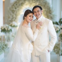 Inilah penampilan anggun Felicya dan Hito saat pemberkatan. Keduanya menggunakan busana putih. Foto: dok. Instagram