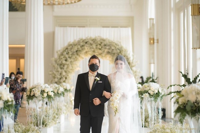 Penampilan Felicya berjalan di altar. Menggunakan veil, Felicya berjalan di altar didampingi sang ayah. Foto: dok. Instagram