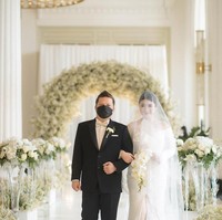 Penampilan Felicya berjalan di altar. Menggunakan veil, Felicya berjalan di altar didampingi sang ayah. Foto: dok. Instagram