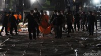 Hingga malam hari, beberapa kantong jenazah tampak ditemukan oleh tim gabungan penyelam dari TNI AL. Proses penyerahan jenazah itu diserahkan setelah mendapat izin dari Basarnas.