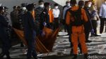 Foto: Kantong Jenazah Korban Sriwijaya Air Dibawa ke RS Polri