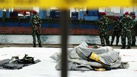 Tampak anggota TNI berjaga di sekitar serpihan tersebut.