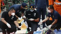 Pihak terkait memeriksa temuan serpihan-serpihan tersebut.